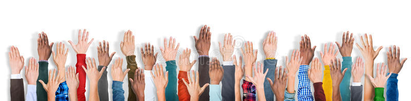 一群不同种族的人举起手来