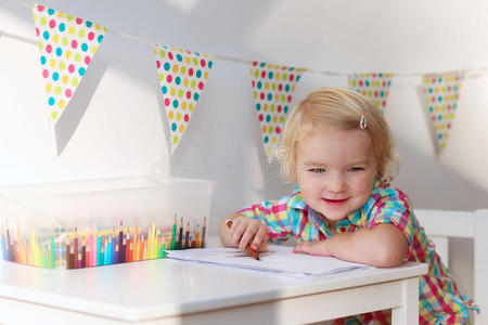 小女孩在室内用彩色铅笔画画