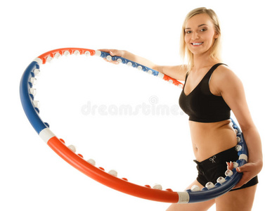 穿着运动装的女孩在用呼啦圈做运动。