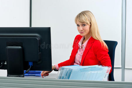 迷人的金发女人在办公室微笑