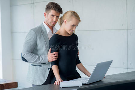 可爱的年轻恋人在桌上用笔记本电脑
