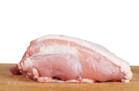 一块肉放在一块木板上,背景是白色的照片
