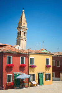 意大利威尼斯布拉诺多彩的建筑和倾斜的钟楼