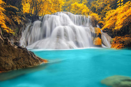 坎查纳布里的森林瀑布照片