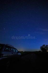 星空和银河系背景下的旅游车。