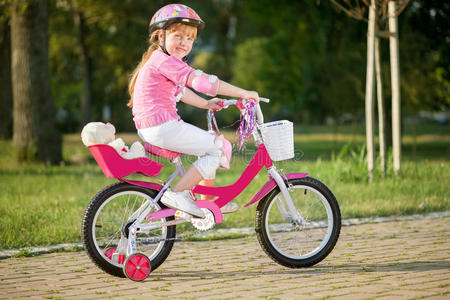 小女孩骑自行车图片