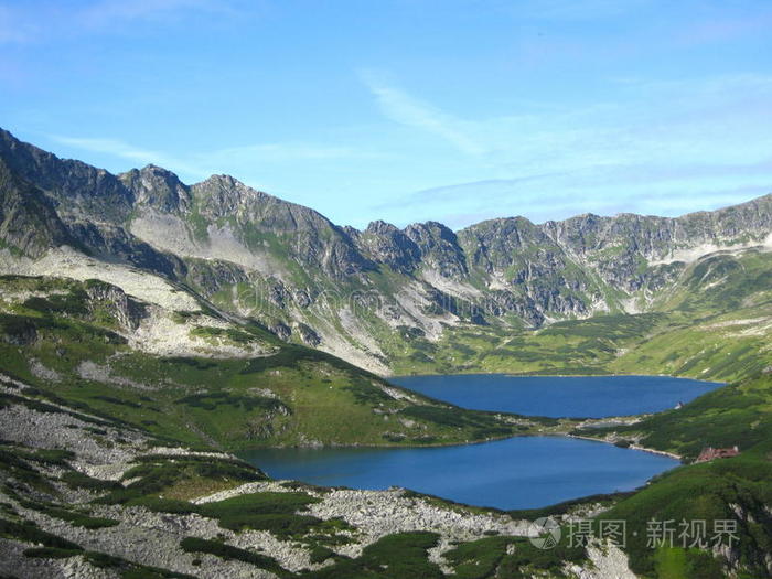 波兰塔特拉山脉，青山绿水，山谷和岩石峰在阳光明媚的蓝天下