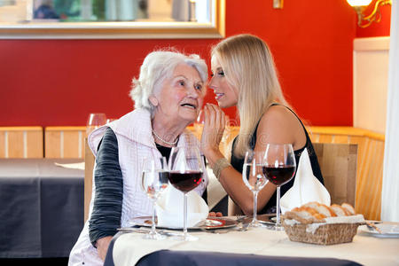 老女人和年轻女人在饭桌上聊天