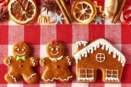 圣诞姜饼夫妇和家庭饼干