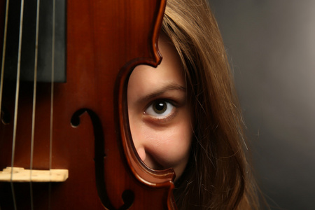 用小提琴，特写女性肖像