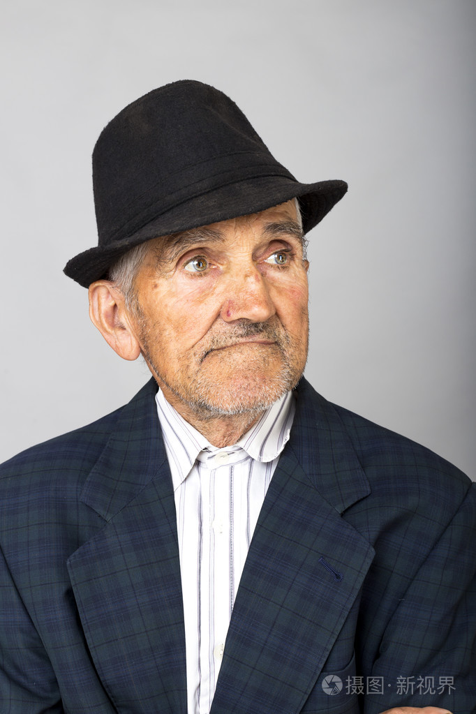一位老人戴着帽子的肖像