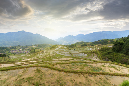 山峦叠嶂，云雾缭绕