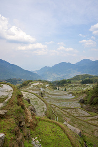 山峦叠嶂，云雾缭绕