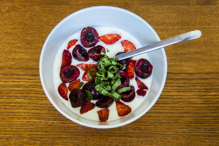 健康酸奶加樱桃和草莓