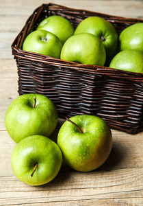 水果。木桌上篮子里的苹果