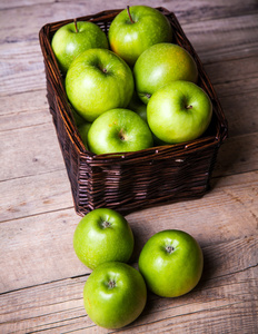 水果。木桌上篮子里的苹果