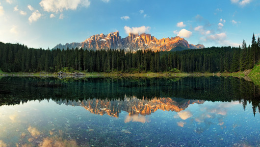 阿尔卑斯湖景观与 dol lago di carezza福里斯特山