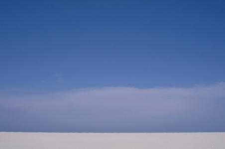 白色的沙滩和蓝色天空照片