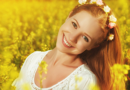 awreath 在草甸与黄色的花朵美丽幸福的女人照片