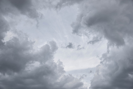 雨云从太阳以及收集暮光