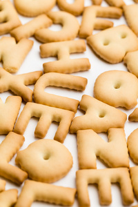 一堆饼干字母