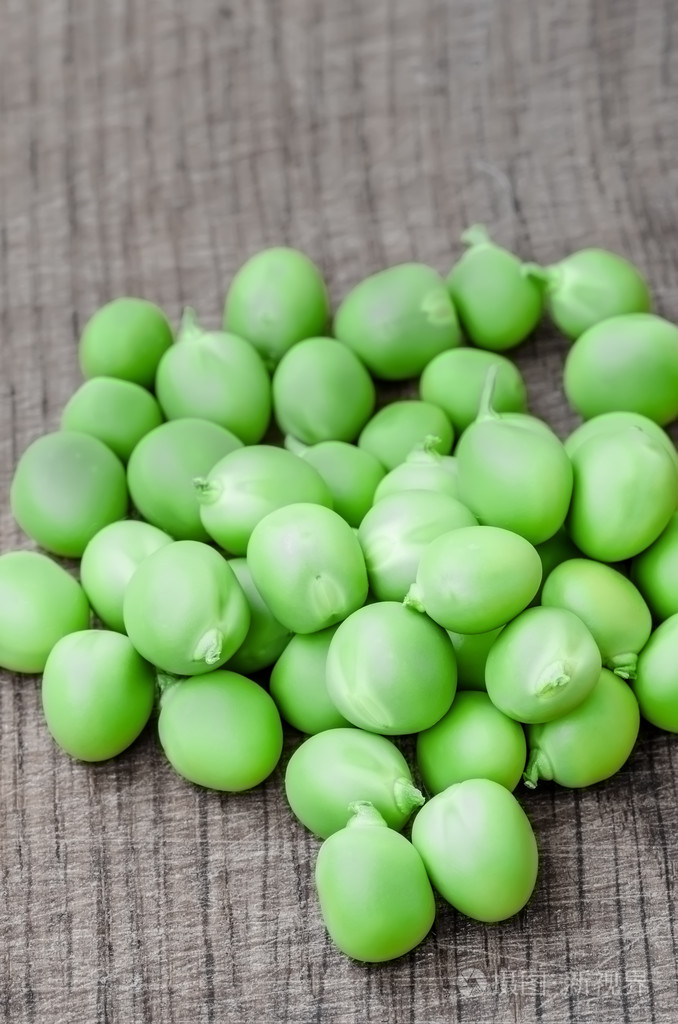 木制背景下的绿色有机豆沙洛焦点