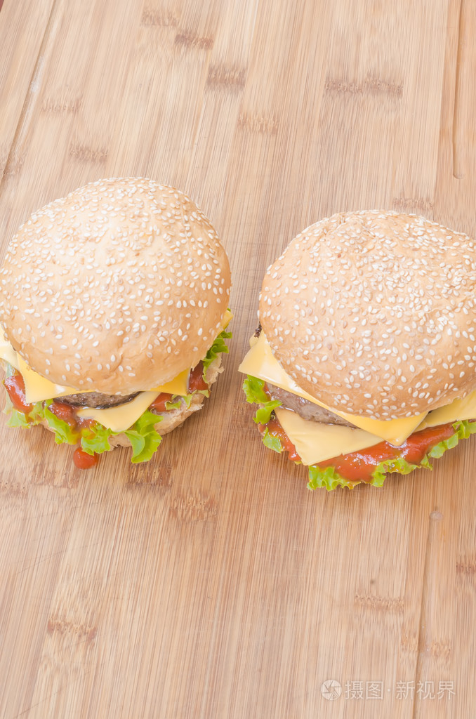 两个美味的芝士汉堡配生菜牛肉双份奶酪和番茄酱浅对焦
