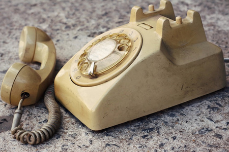 棕色老电话复古风格在地板上