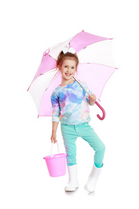 可爱的小女孩，伞和手中的水桶