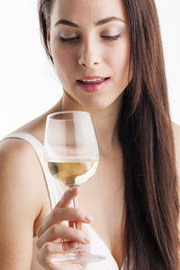 一杯白葡萄酒的年轻女子