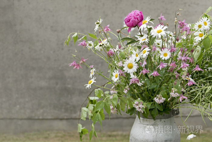 乡村花束与粉红色和白色的花朵在前面的一个灰色的瓦
