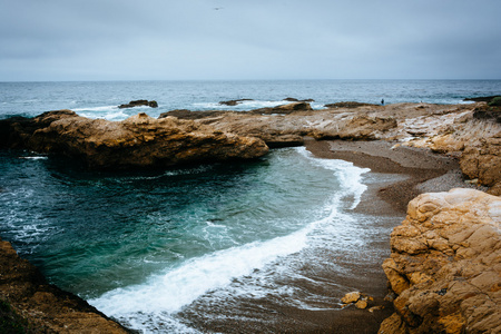 在加州洛波斯州自然保护区的岩石海湾的景观