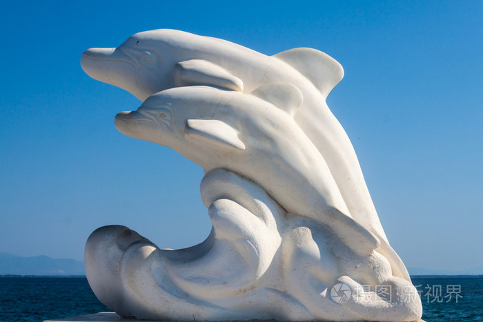 海豚在 Limenas 萨索斯岛港口的雕像