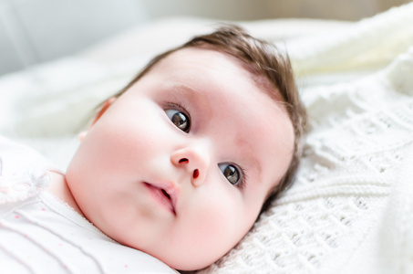 可爱甜美的小刚出生的婴儿女孩的肖像