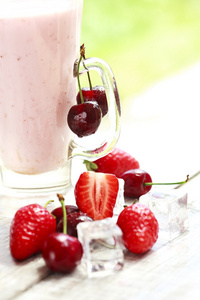 用草莓和樱桃的美味酸奶