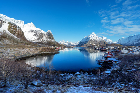 在赖村，罗弗敦群岛，挪威的雪