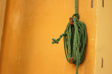 绿绳被绑在一根杆子上