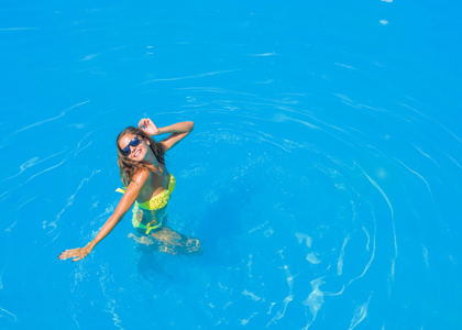 一个女孩在一个游泳池是放松