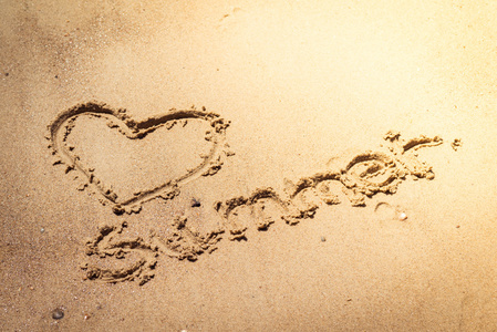 夏天在沙滩与一个可爱的心手写