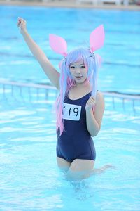 亚洲女孩 cosplay 与泳装