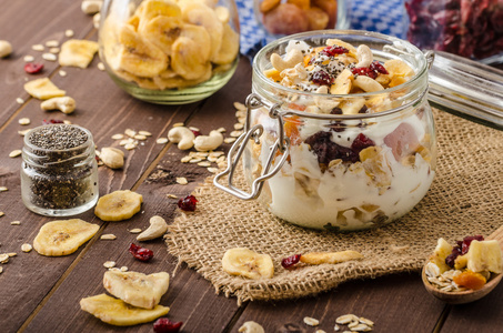 干果酸奶自制酸奶, 包括燕麦,干果和坚果生物照片