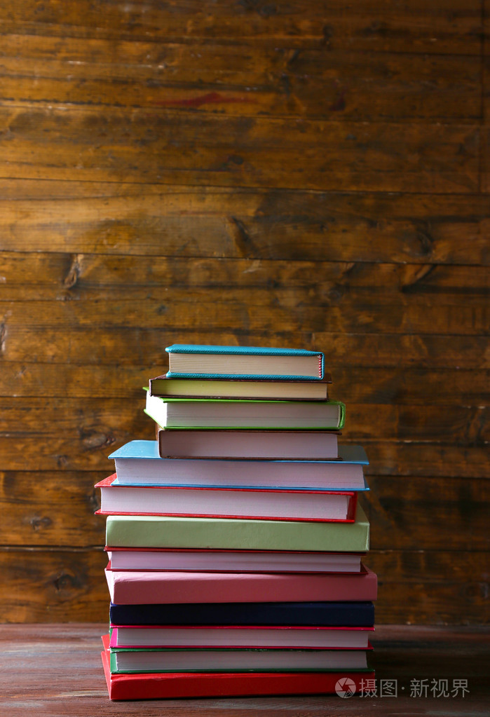 堆栈的桌子上的书