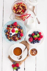 健康的早餐麦片和浆果