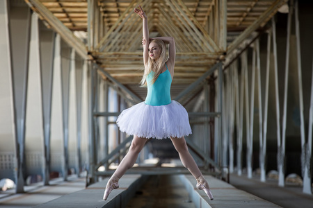 优雅的芭蕾舞女演员在工业背景