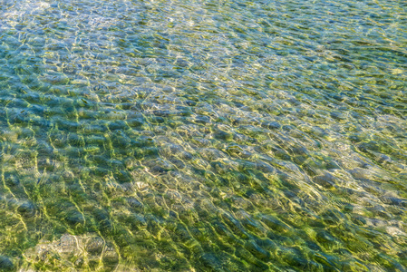 以岩石为背景的河流