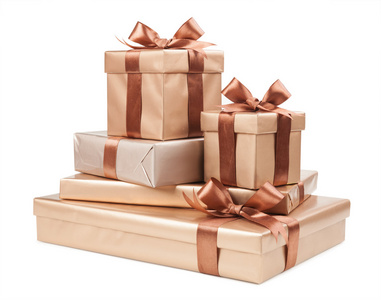 带礼物的盒子和白色背景的棕色蝴蝶结照片