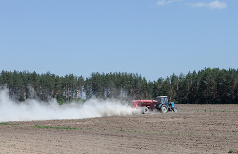 拖拉机在田里喷洒肥料