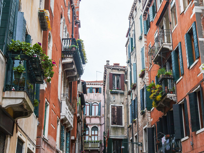威尼斯，意大利2015 年 5 月 1 日。街头的运河 船只和旧的正宗建筑
