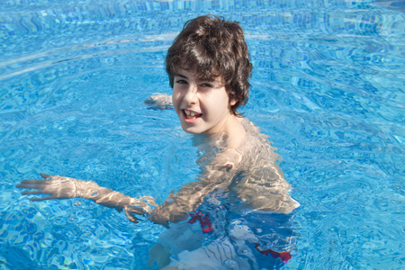 这个男孩是在游泳池里玩得开心
