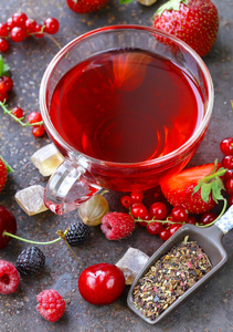 新鲜黑醋栗 覆盆子和草莓的莓果奶茶